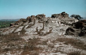 フェニキア人の文明：現在のサンタンティオコ島（聖アンティオキアまたは聖アンティオキア）にあるプニキア都市スルシスのトフェット跡、ピテクス起源（ピテクサまたはピテクサイまたはピテクサエ）（イスキア）、紀元前8世紀後半。サルデーニャ島、イタル 作： Phoenician Phoenician