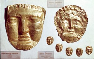 フェニキア美術：女性と男性の顔に大きな金箔の仮面、底部に5つの小さな金箔の仮面のグループ