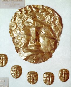 フェニキア美術：女性の顔に金箔を貼った大きな仮面、その下に5つの小さな金の仮面のグループ