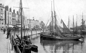 20世紀初頭、ケントのラムズゲートにあるインナーハーバー。 作： Photochrom Co Ltd of London