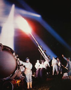 第二次世界大戦中、イギリスに駐留していたアメリカの高射砲・探照灯部隊(写真)