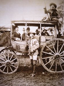 バッファロー・ビル・コーディ（1846-1917）とデッドウッドのコーチ（モノクロ写真 作： Photographer American