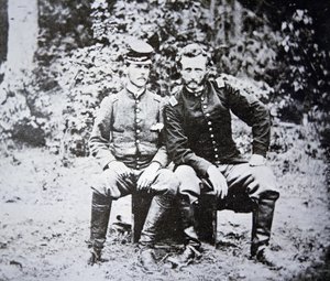 1862年5月に捕らえられた南軍の捕虜ワシントン中尉とジョージ・A・カスター中尉（1839-1876）（無帽）の肖像（モノクロ写真 作： Photographer American