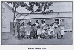 ノーザンテリトリーの学校（モノクロ写真 作： Photographer Australian