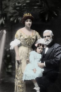 オーストラリアの歌手ネリー(Nelly) メルバ(1861-1931)と彼女の父親、そして身元不明の少女。メルボルン 20世紀初頭 写真