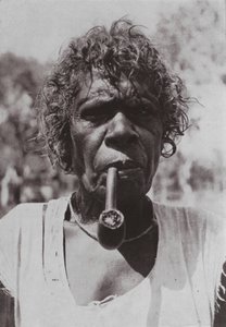 平和のパイプ」を吸うダスキーリリー（モノクロ写真 作： Photographer Australian