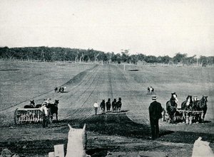 1900年頃、ビクトリア州のドゥーキー農業大学で掘削と転圧を学ぶ（メルボルンの外務省発行「南十字星の下で-オーストラリアを垣間見る」より 作： Photographer Australian
