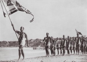 ライフセーバーズ・マーチ・パスト、オーストラリアのビーチではおなじみの光景（モノクロ写真 作： Photographer Australian