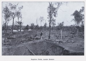 Anakie地区のサファイア・フィールド（モノクロ写真 作： Photographer Australian