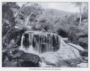 ブルー・マウンテンズ、ウェントワース・フォールズ、ウィーピング・ロック（白黒写真）(The Weeping Rock, Wentworth Falls, Blue Mountains) 作： Photographer Australian