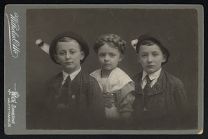 オーストリアの子供たち3人の肖像（モノクロ写真 作： Austrian Photographer