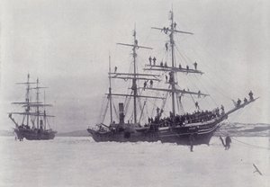 カナダ汽船を氷の中に封じ込める（モノクロ写真