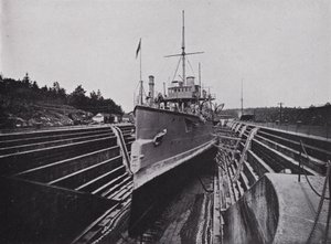ブリティッシュ・コロンビア州エスキマルトでドック入りしたHMS「フローラ」（モノクロ写真 作： Photographer Canadian