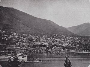クートニー川の対岸から見たネルソン（モノクロ写真 作： Photographer Canadian