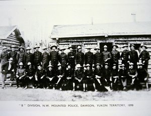 1898年、ゴールドラッシュに沸くユーコン準州ドーソンの北西騎馬警察B師団(モノクロ写真)