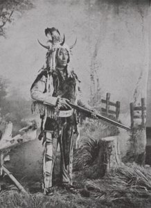 戦争衣装を着たストーニーインディアン（モノクロ写真 作： Photographer Canadian