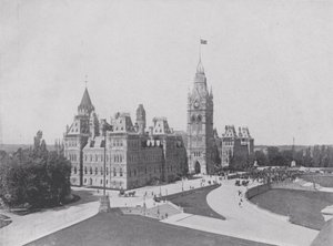オタワの国会議事堂の中央ブロック（モノクロ写真 作： Photographer Canadian