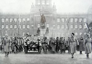1918年12月25日、プラハでトーマス・マサリク大統領に同行するチェコ軍（モノクロ写真 作： Photographer Czech