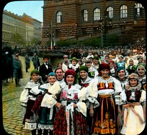 民族衣装を着た若い女性たち（チェコスロバキア、プラハ、ヴァーツラフ広場、1921年頃）（写真 作： Photographer Czech