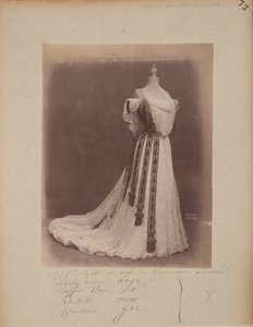 アルバムページ。ハウス・オブ・ワース、ボールガウン 作： Photographer French