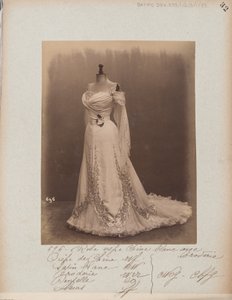 アルバムページ。ハウス・オブ・ワース、ボールガウン 作： Photographer French