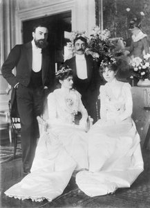 左から右: エルネスト・ルアール (1874-1942) と妻のジュリー・マネ (1878-1967)、ポール・ヴァレリー (1871-1945) と妻のジャンニー・ゴビヤール (1877-1970)、1900 年 5 月の結婚当日 (b/ w写真）