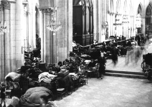 カーン大聖堂に避難する人々、1944 年 7 月 (b/w 写真) 作： Photographer French
