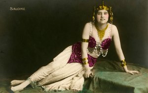 露出度の高いコスチュームで魅惑的なポーズをとるサロメ 作： Photographer French