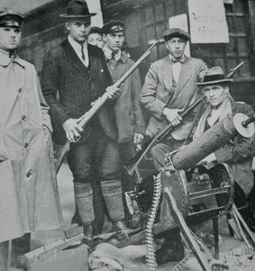 ミュンヘン駅を占拠した反乱軍の一団 作： Photographer German