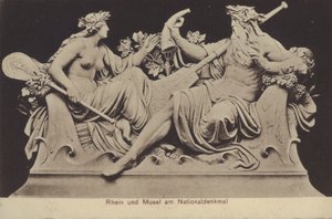 ドイツ統一記念碑「Nationaldenkmal」に描かれたライン川とモーゼル川のアレゴリー像（ヘッセン州リューデスハイム・アム・ライン）（モノクロ写真 作： 写真家ドイツ語