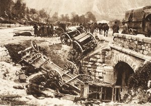 ウディネ近郊の補給路を行くイタリアの弾薬隊がドイツ軍の砲撃を受けている様子（モノクロ写真）。 作： Photographer German
