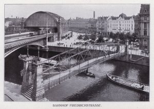 ベルリン：フリードリッヒシュトラーセ駅（モノクロ写真 作： Photographer German