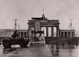 東西ベルリンの境界線、ブランデンブルク門に停車中の英国製装甲車(白黒写真) 作： Photographer German