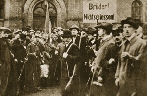 兄弟よ、撃つな！」、ベルリンでの抗議行動、1918年11月（セピア写真