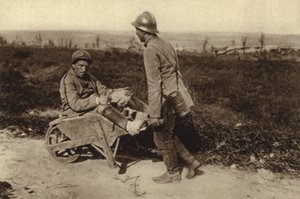 負傷した仲間を手押し車で運ぶ捕虜のフランス人兵士（第一次世界大戦 作： Photographer German