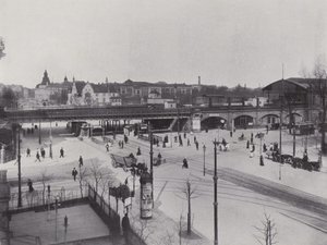 Charlottenburg, Hardenbergstrasse, Zoologischer Garten 駅 (モノクロ写真) 作： Photographer German