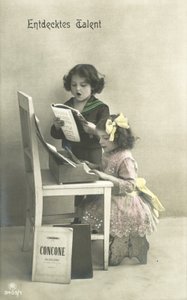 歌う子供たち（カラー写真