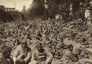 第一次世界大戦のドイツ軍の春の攻勢で捕らえられたフランス人捕虜の、フランス・ラオンの城塞内の集積所 作： Photographer German