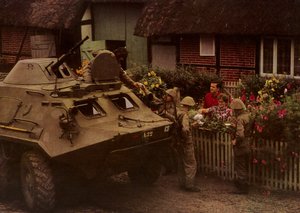 行軍中の休憩時、住民から心のこもった歓迎を受ける全国人民軍の兵士たち（カラー写真）。 作： Photographer German