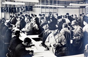 西側の親戚を訪問するための許可証を得るために列をなす東ドイツ市民（モノクロ写真）。