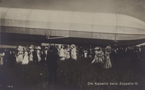 ドイツのヴィクトリア・アウグスタ皇后とツェッペリンLZ III（モノクロ写真 作： Photographer German
