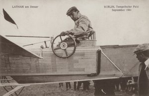 飛行機を操縦するフランス人飛行家ヒューバート・レイサム（1909年9月、ベルリン・テンペルホーフ飛行場）（モノクロ写真 作： Photographer German