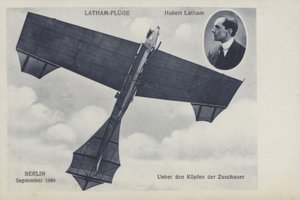 1909年9月、フランス人飛行家ユベール・レイサムのベルリン上空での飛行（モノクロ写真 作： Photographer German