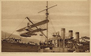 船に吊り上げられるフランス海軍の飛行機（モノクロ写真 作： Photographer German