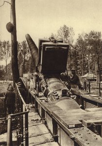 第一次世界大戦中、フランスのヴェルダンやダンケルクの砲撃に使用されたドイツの380mm鉄道砲 作： Photographer German