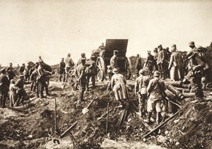 ドイツの砲台がフィスムの前の困難な地形を前進し、手前のフランス人捕虜は輸送の準備をしている（モノクロ写真）。 作： Photographer German