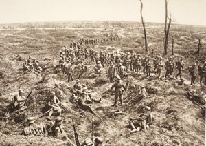 退却する敵を追ってChemin des Damesを渡るドイツ歩兵（1918年5月27日）（モノクロ写真