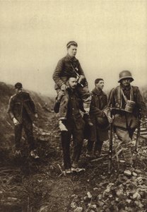 英国人捕虜に戦場から運ばれる足を負傷したドイツ人歩兵（第一次世界大戦