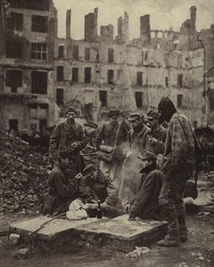 ベルリンの廃墟の中でソ連に捕らえられていたドイツ人捕虜が解放される 作： Photographer German