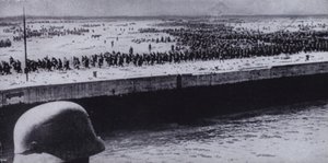 フランス・ダンケルクの海岸で連合軍の捕虜を調査するドイツ軍兵士（第二次世界大戦、1940年6月）（モノクロ写真 作： 写真家ドイツ語